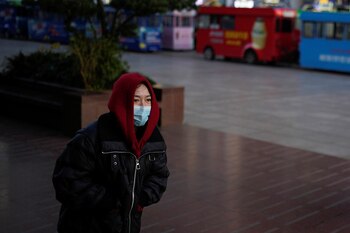 Una mujer con una mascarilla