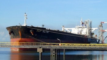 Sin dueño, sin bandera y sin seguro: el petrolero de la flota fantasma rusa sigue derramando crudo en Omán y crece la alerta ambiental