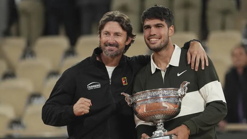 Carlos Alcaraz y Juan Carlos Ferrero tras la final de Roland Garros (EFE)