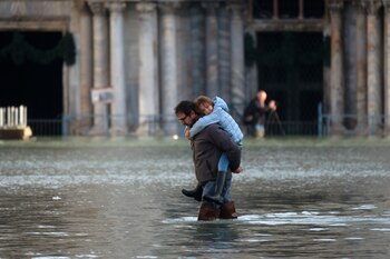 Un hombre carga un niño