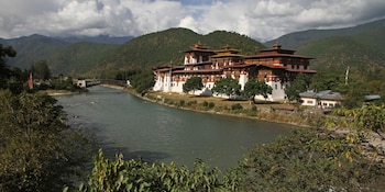 El monasterio Chimi Lhakhang y los templos budistas del Valle de Punakha aportan un profundo valor espiritual y cultural a la región (Wikimedia Commons)