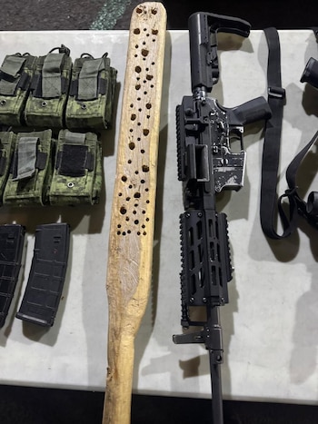 Hombres armados escapan y dejan arsenal en una camioneta en Puebla: incluía granadas, armas de fuego y ponchallantas