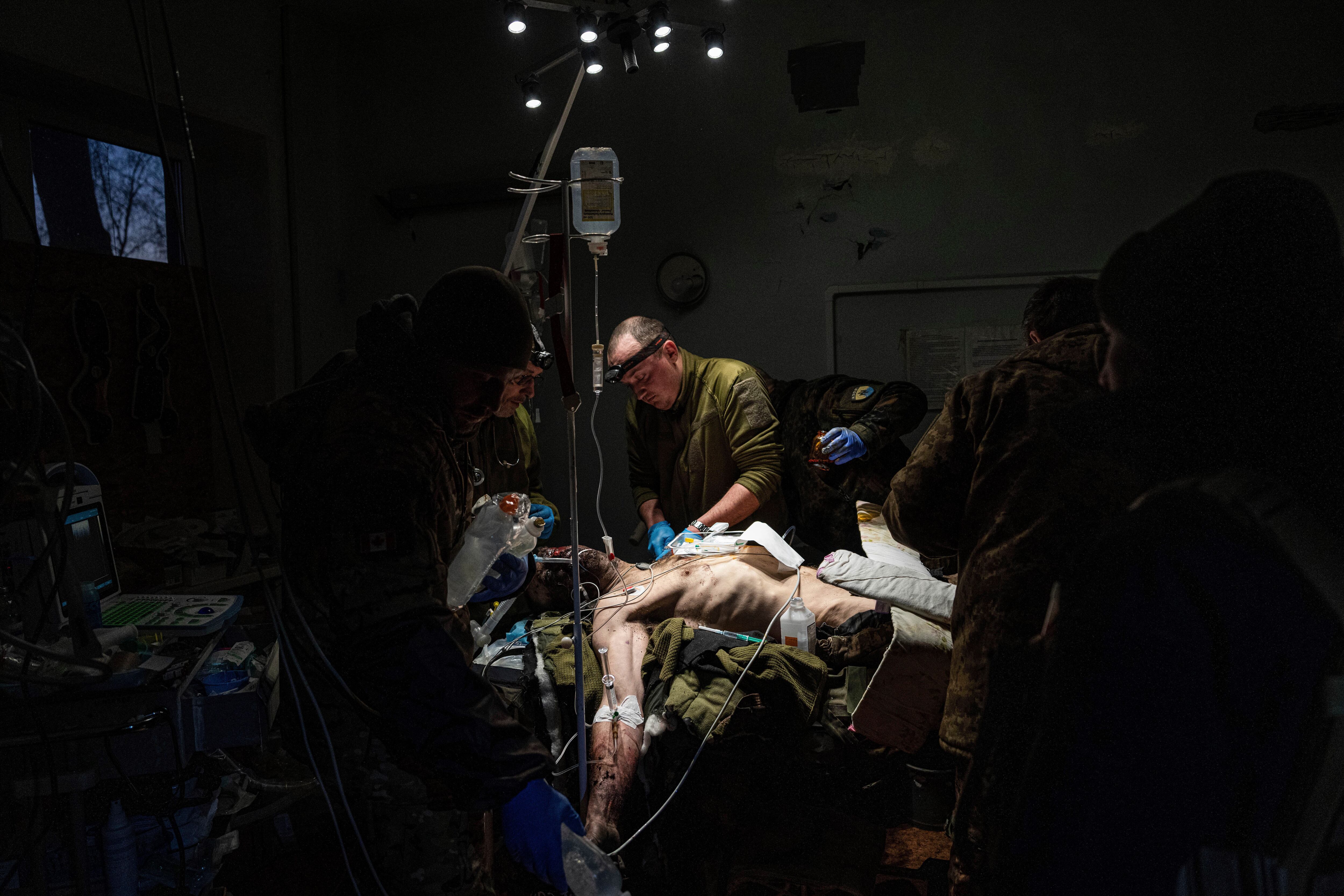 Médicos militares ucranianos atienden a un compañero herido evacuado del campo de batalla en un hospital de la región de Donetsk, Ucrania, el lunes 9 de enero de 2023. El militar no sobrevivió (AP/Evgeniy Maloletka, Archivo)