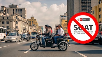 Un mototaxi con cuatro personas en una calle concurrida de Perú, con edificios y vehículos. A la derecha, un símbolo de prohibido sobre el logo del SOAT peruano.