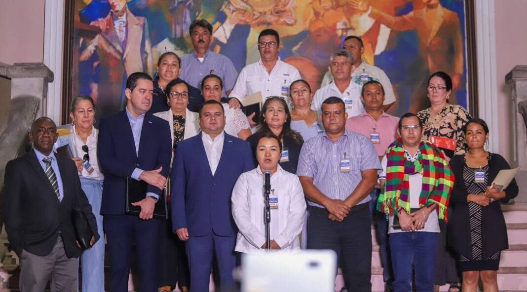 Miles de maestros comenzaron a recibir el incremento salarial acordado. (FOTO: La Tribuna)