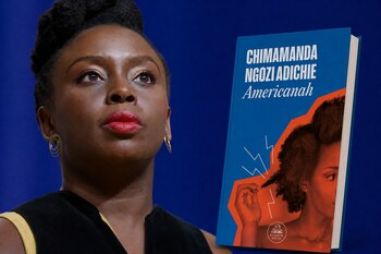 Retrato de la escritora Chimamanda Ngozi Adichie junto a un ejemplar de su libro Americanah sobre un fondo azul