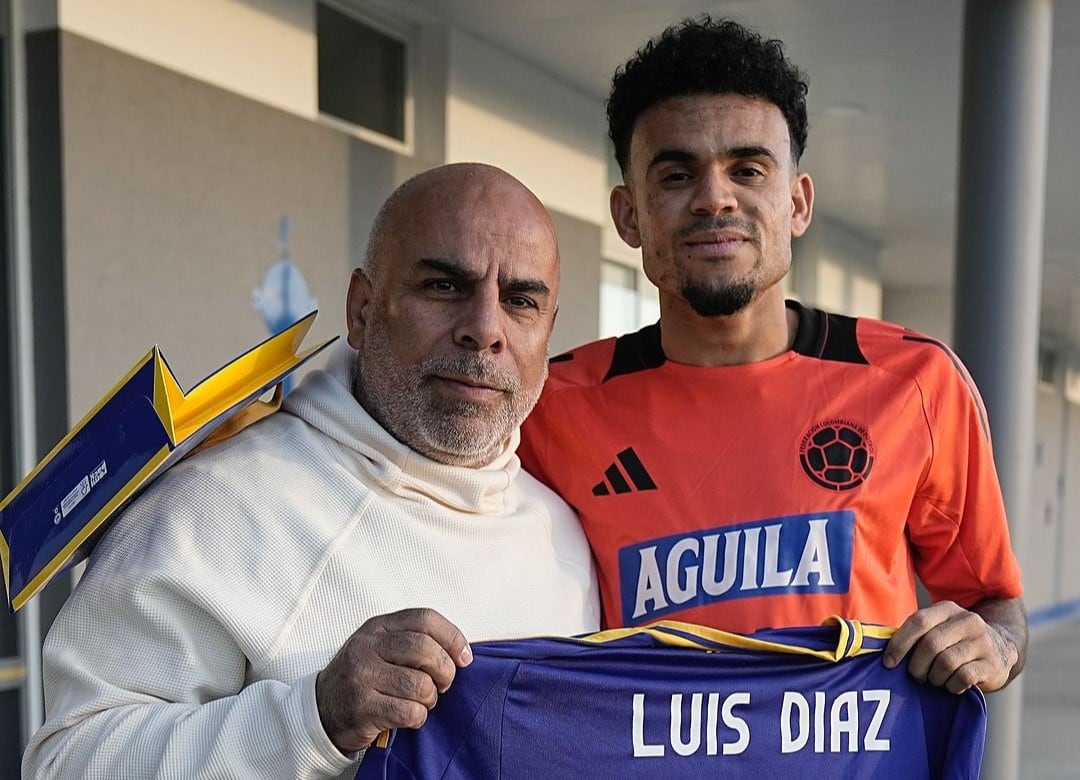 Chicho Serna compartiendo con Luis Díaz antes de un partido entre Colombia y Uruguay por Eliminatorias - crédito @bocajrs/Instagram