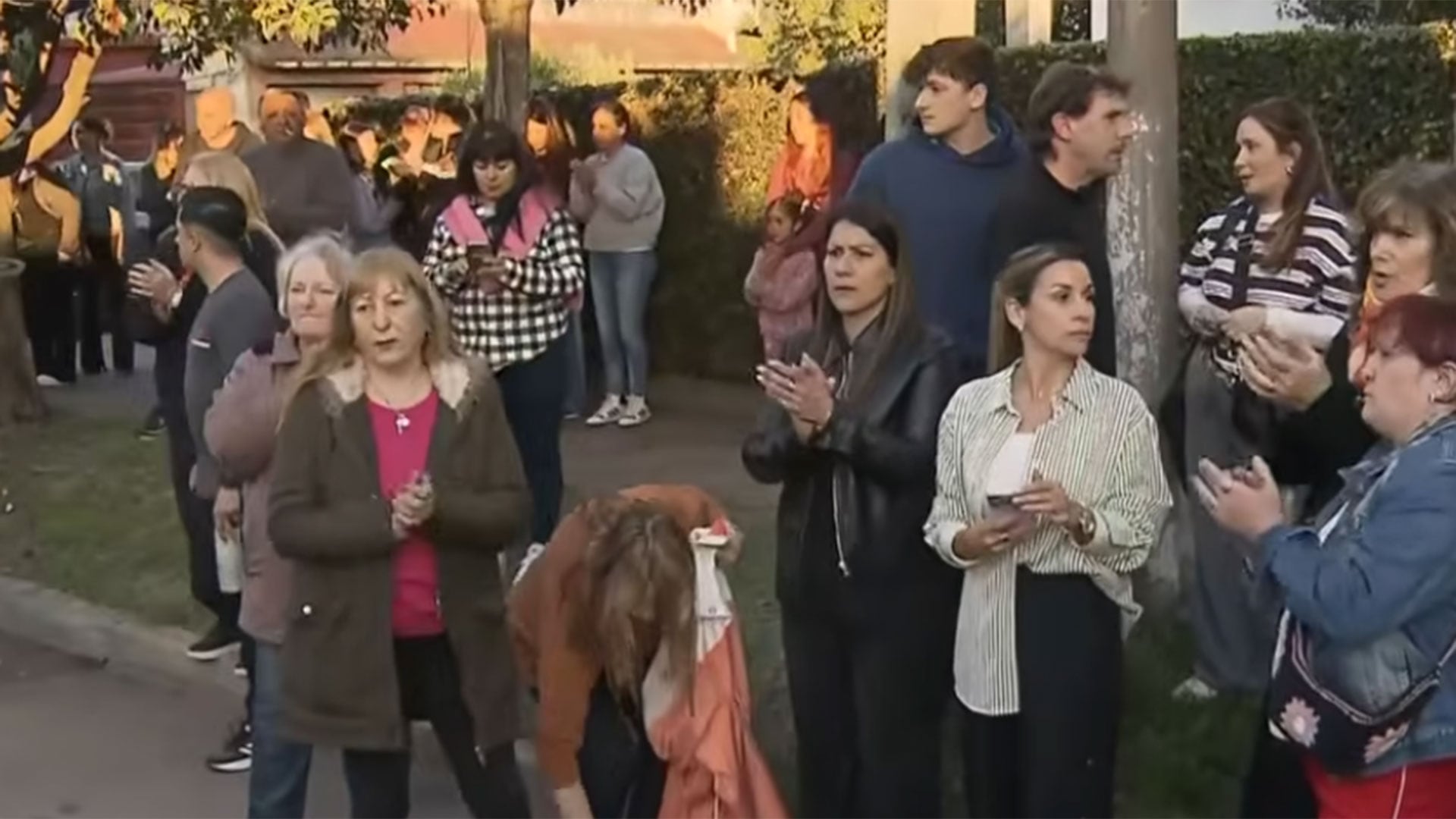 La movilización llegó hasta la puerta de la casa del intendente de Morón, Lucas Ghi (Captuta TN)