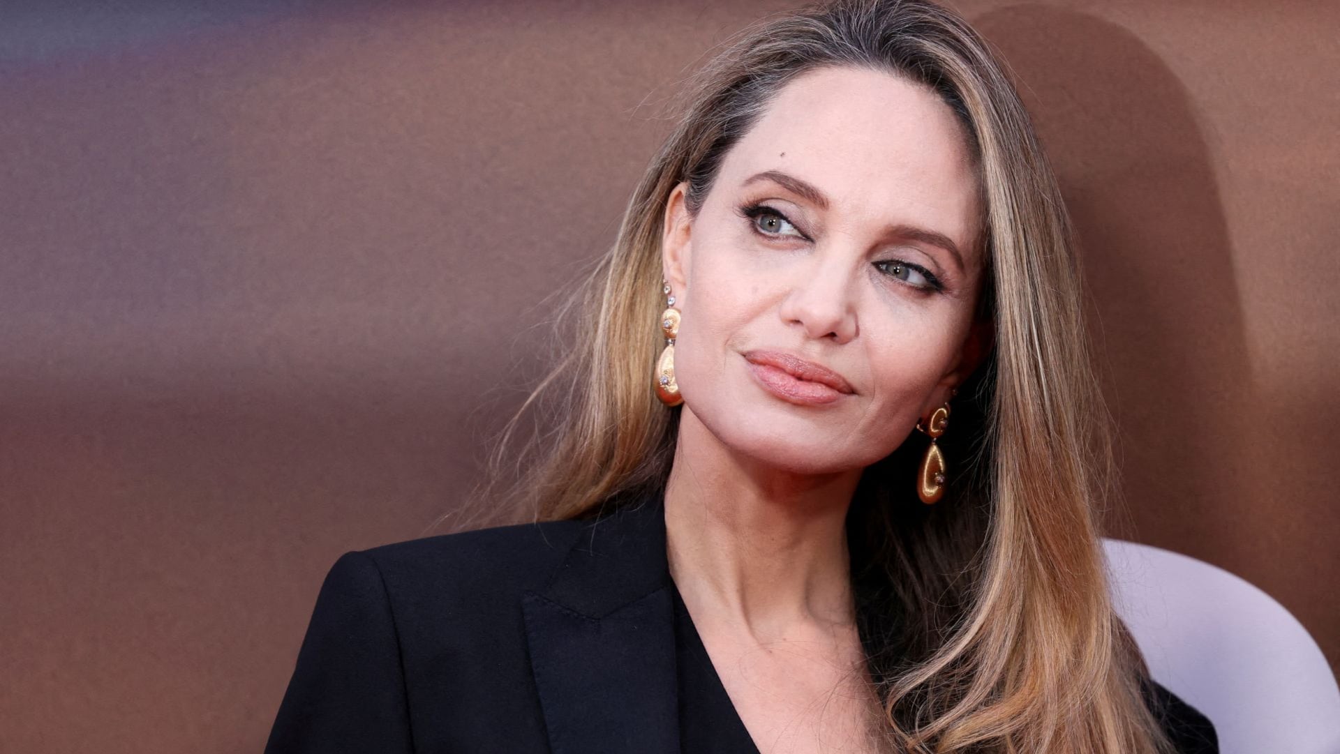 Angelina Jolie habló abiertamente sobre su bisexualidad en una entrevista, dejando clara su atracción por hombres y mujeres y desmitificando prejuicios en Hollywood (REUTERS/Hollie Adams)