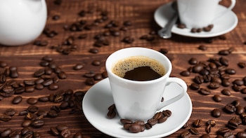 El blindaje para tu memoria: La cantidad de café al día que protege tu cerebro contra el deterioro y el Alzhéimer