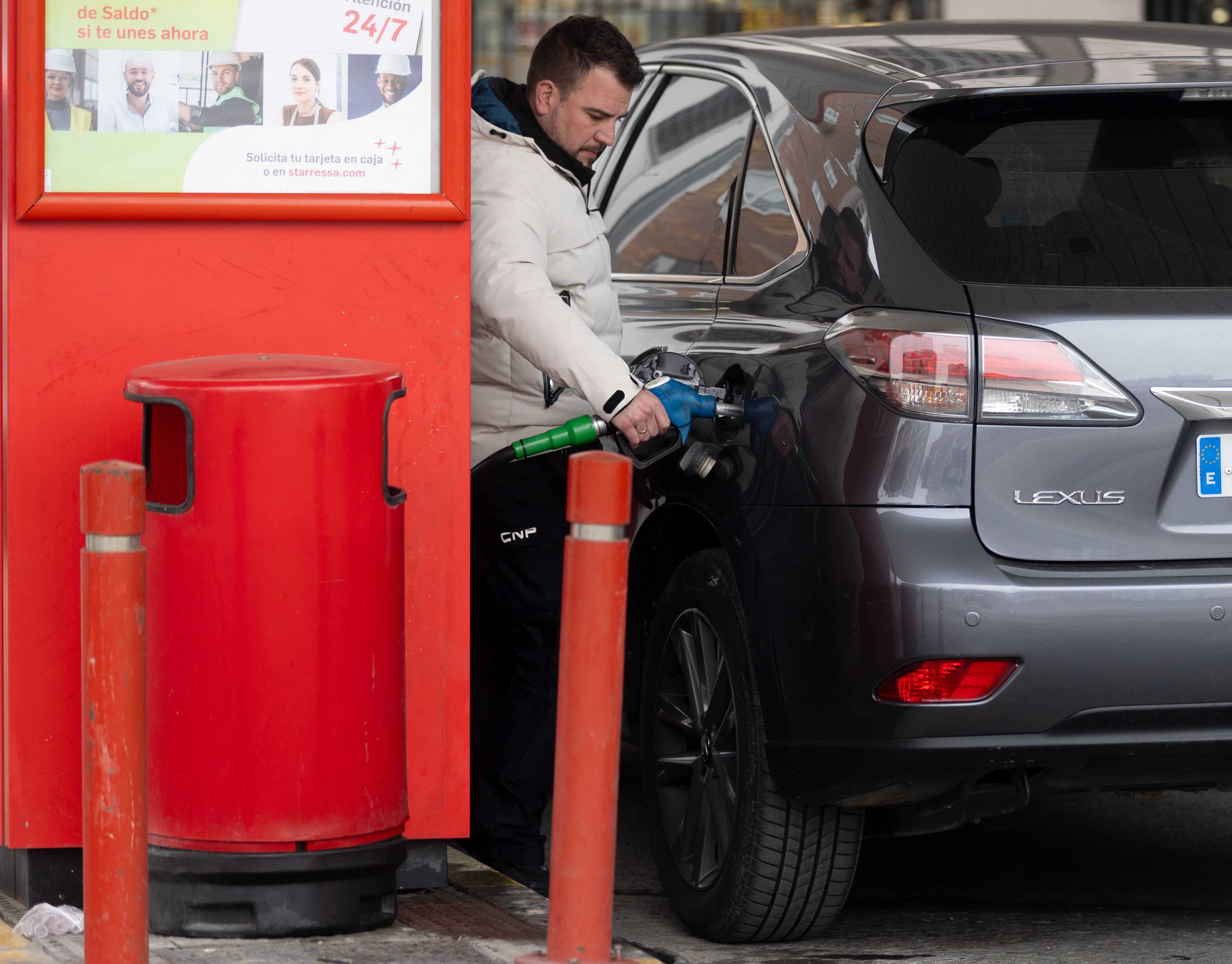 Una persona reposta en una gasolinera en Madrid (Eduardo Parra / Europa Press)