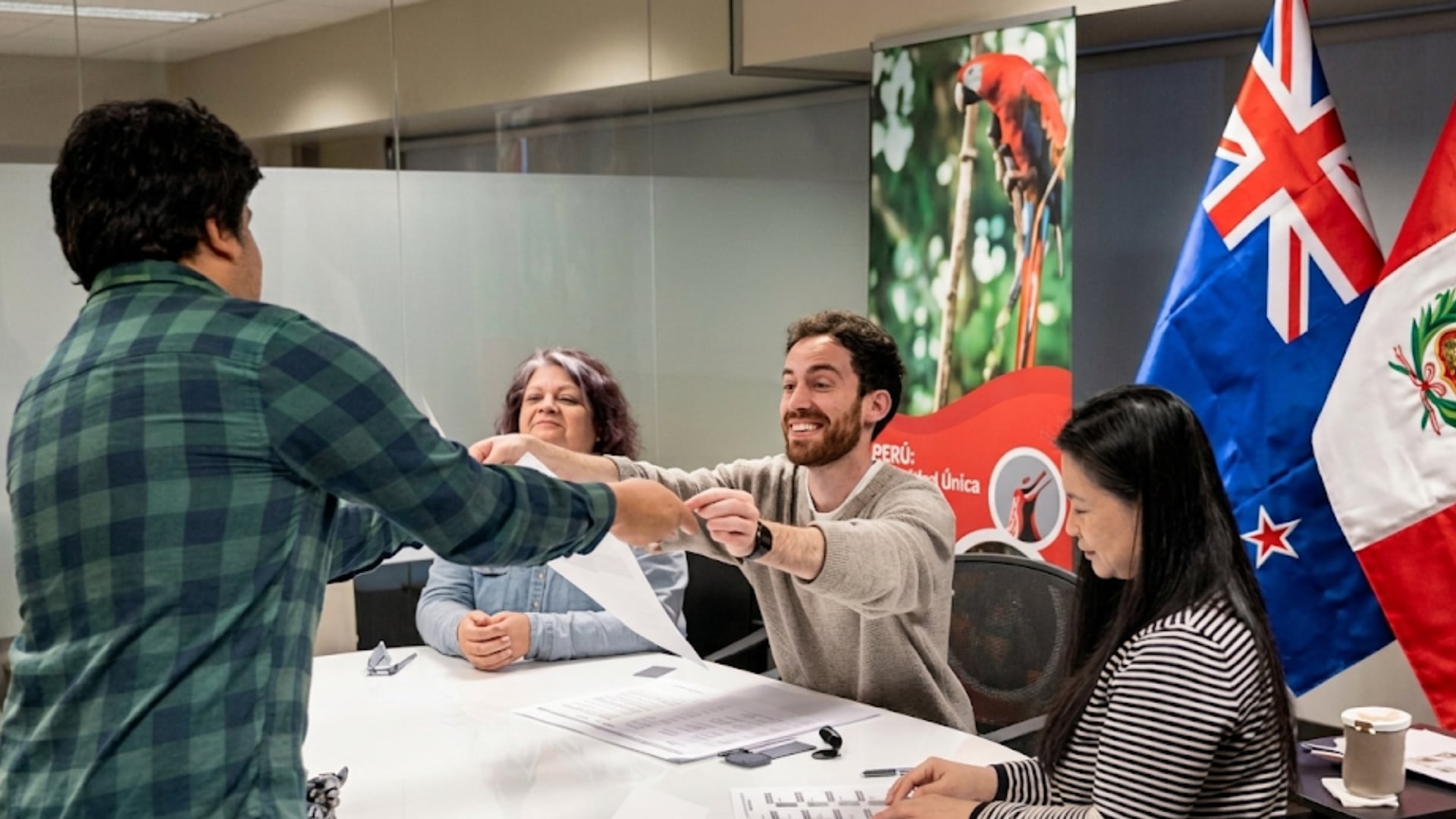 Un ciudadano peruano residente en Nueva Zelanda se convirtió en el primero en ejercer su derecho al voto en el extranjero para las Elecciones Generales Perú 2026, marcando el inicio de la participación internacional de la diáspora. (Foto: Cancillería)