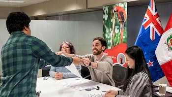 Peruano en Nueva Zelanda emite el primer voto en el extranjero y marca el inicio de las Elecciones 2026