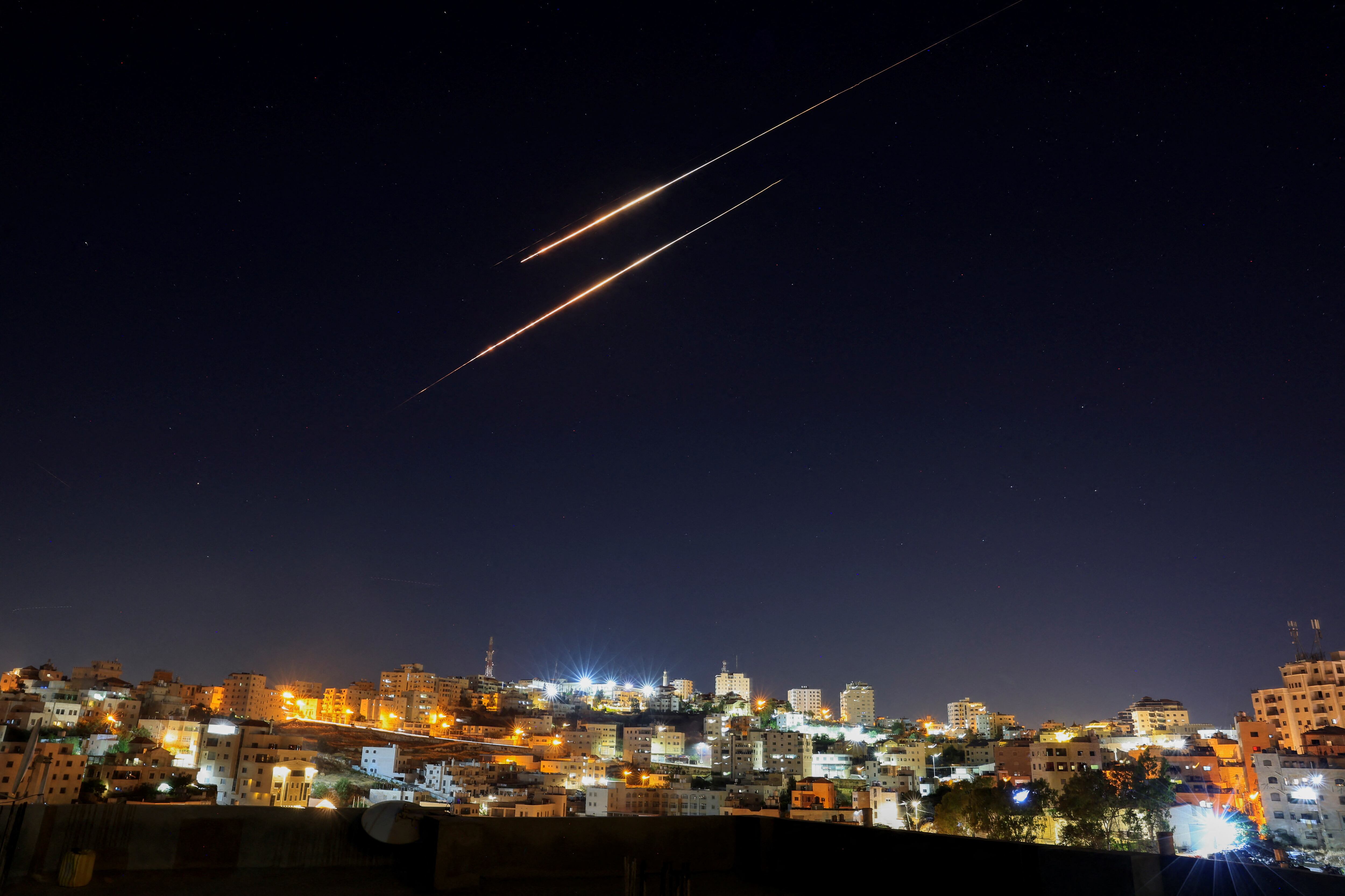 Misiles lanzados desde Irán hacia Israel son vistos desde Hebrón, en la ocupada Cisjordania (REUTERS/Mohamad Torokman)
