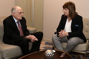 Patricia Bullrich y Tom Sargent,