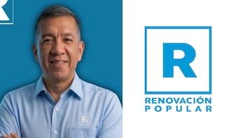 Retrato de un hombre maduro con camisa celeste junto al logotipo azul del partido político Renovación Popular