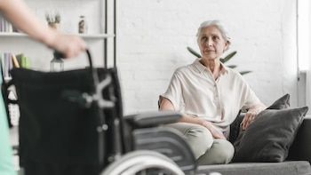 Una terapeuta ocupacional ayudando a