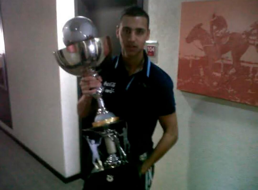 Benvenutti levanta el trofeo de campeón del Sudamericano Sub 17 de 2013, que se organizó en la Argentina