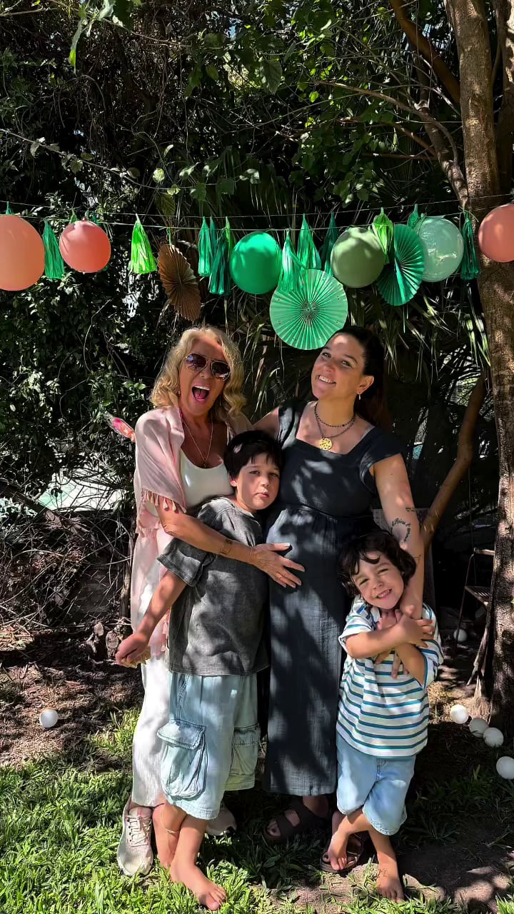 Juana Repetto junto a sus hijos y Reina Reech en el baby shower de Timoteo, su bebé en camino