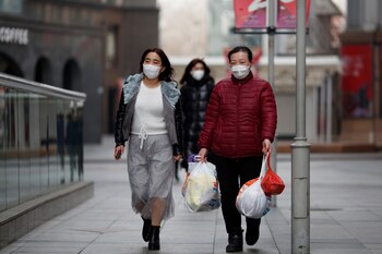 Personas con máscaras en Beijing