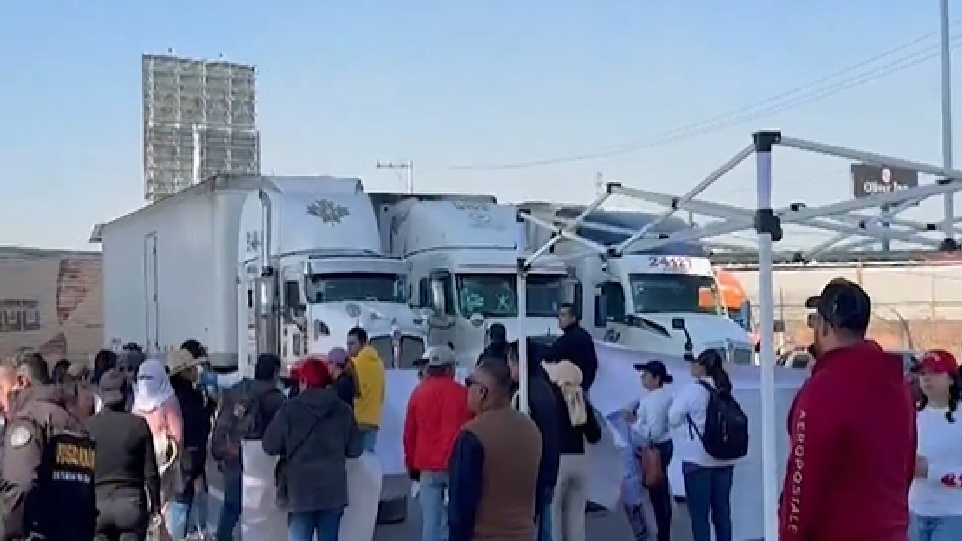 Bloquean familiares de desaparecidos la autopista México-Toluca con rumbo a la CDMX