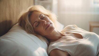 Dormir con el celular debajo de la almohada trae consecuencias: cuáles son los riesgos