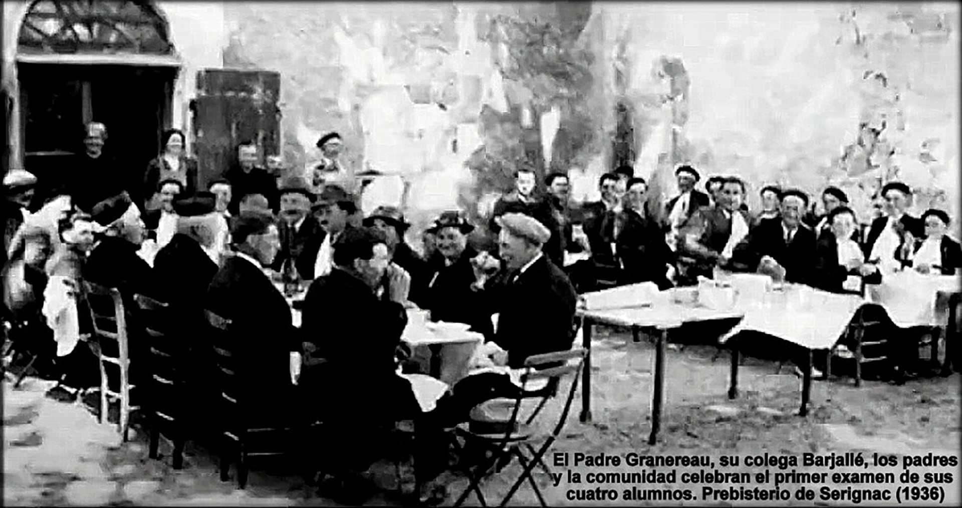 Las primeras clases se dictaron en Iglesias. Aquí, las familias y los curas celebran la realización del primer examen de sus alumnos. Año 1936