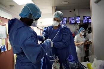 Médicos en la clínica de