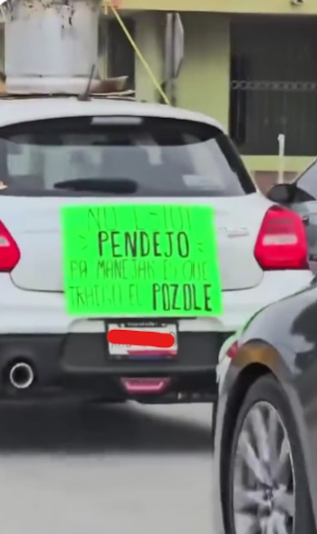 Las imágenes fueron grabadas en calles de Tampico y rápidamente se difundieron en redes por la peculiar manera de transportar el tradicional platillo. (Captura de pantalla)