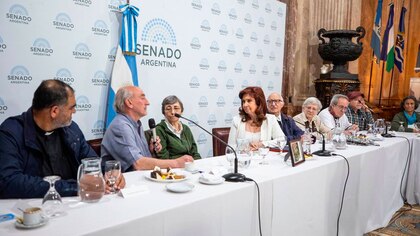 Cristina Kirchner encabeza otro acto en el Instituto Patria, esta vez con curas villeros