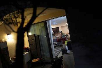 Los jueces Kim McLane Wardlaw, Salvador Mendoza Jr. y Anthony D. Johnstone descartaron una pausa administrativa de 21 días en el proceso judicial. (AP Foto/Rebecca Blackwell)
