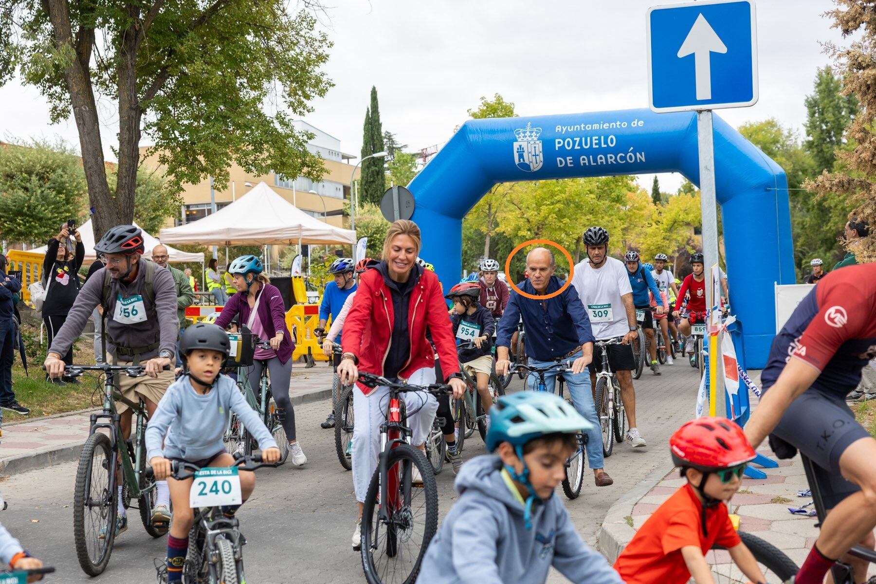El concejal Luis Magide (en un círculo naranja), en una competición ciclista en Pozuelo de Alarcón