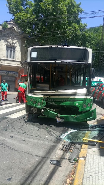 Al menos 10 ambulancias del