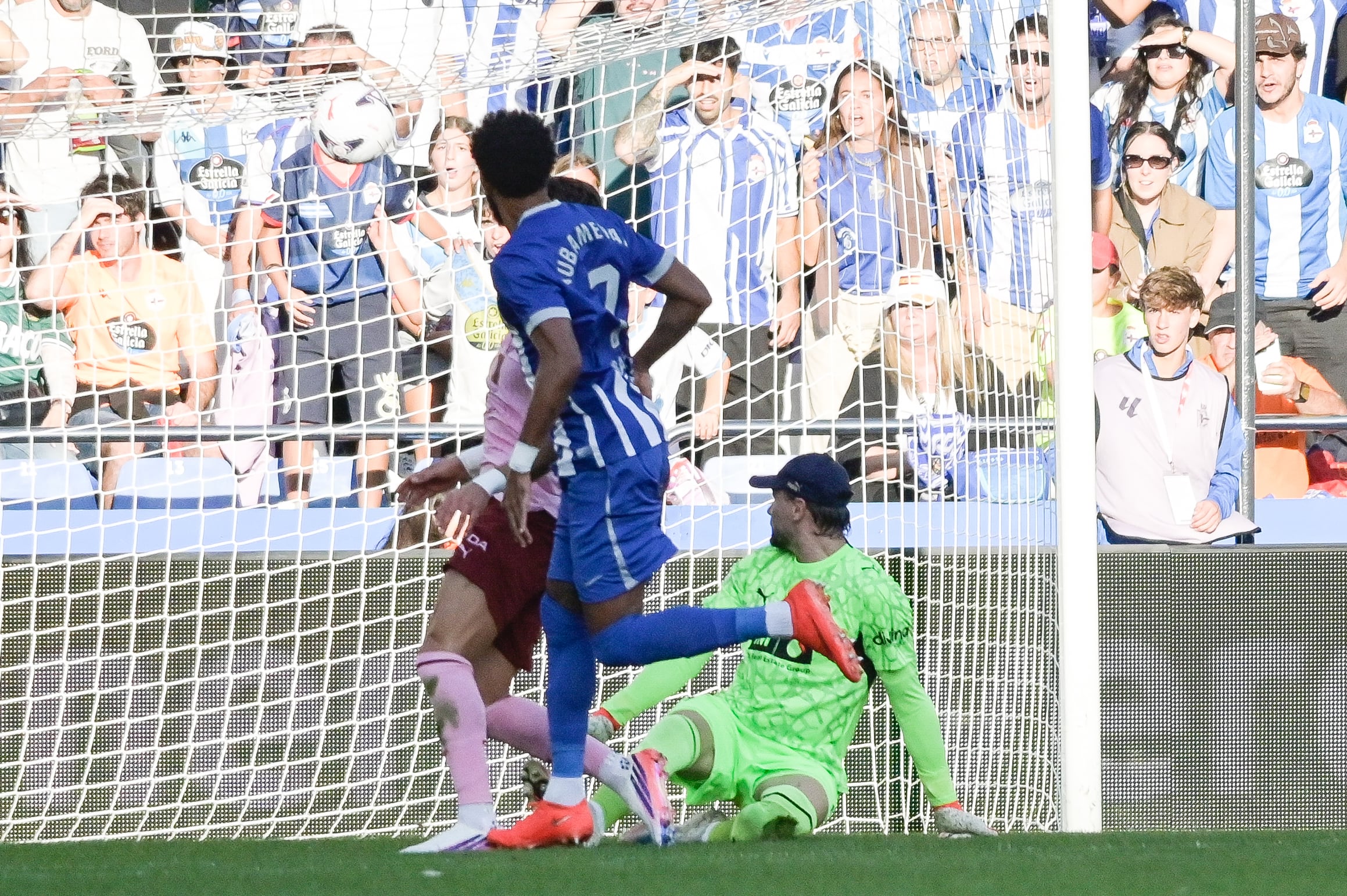 Aubameyang y el gol contra el Valencia. (EFE/Moncho Fuentes)