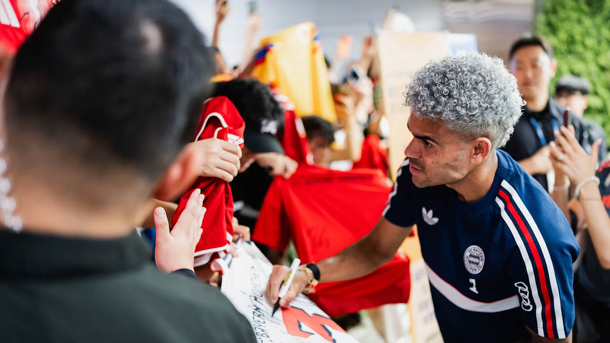 Así fue recibido Luis Díaz en el aeropuerto de Jeju, Corea del Sur, para la gira del Bayern Múnich por Asia