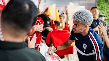 Así fue recibido Luis Díaz en el aeropuerto de Jeju, Corea del Sur, para la gira del Bayern Múnich por Asia