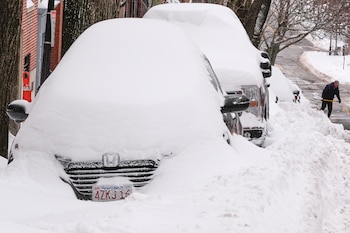 Un hombre desentierra un auto