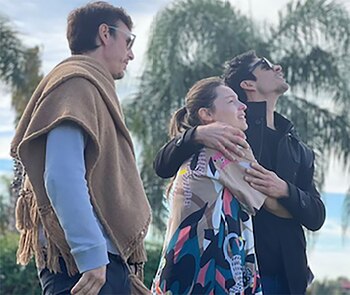 Pampita abrazada a su hermano