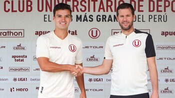 Jean Carlo Olivares junto a Manuel Barreto, gerente deportivo de Universitario.