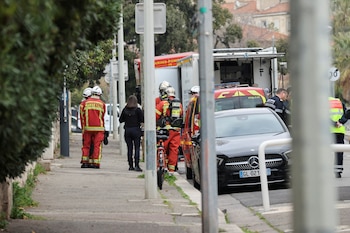 Bomberos y policías trabajan en