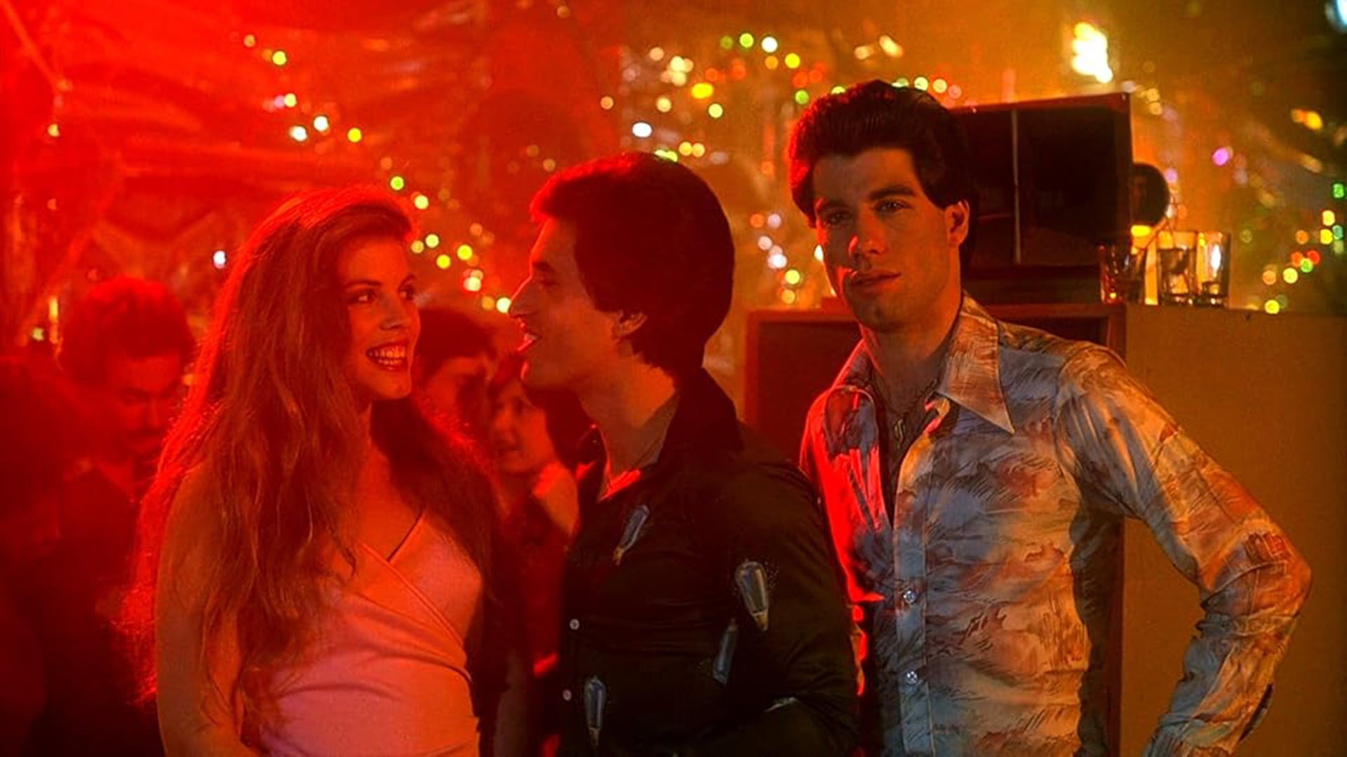 John Travolta, en su papel de Tony Manero, captura la esencia de la vibrante cultura disco de los años 70 en una escena icónica de