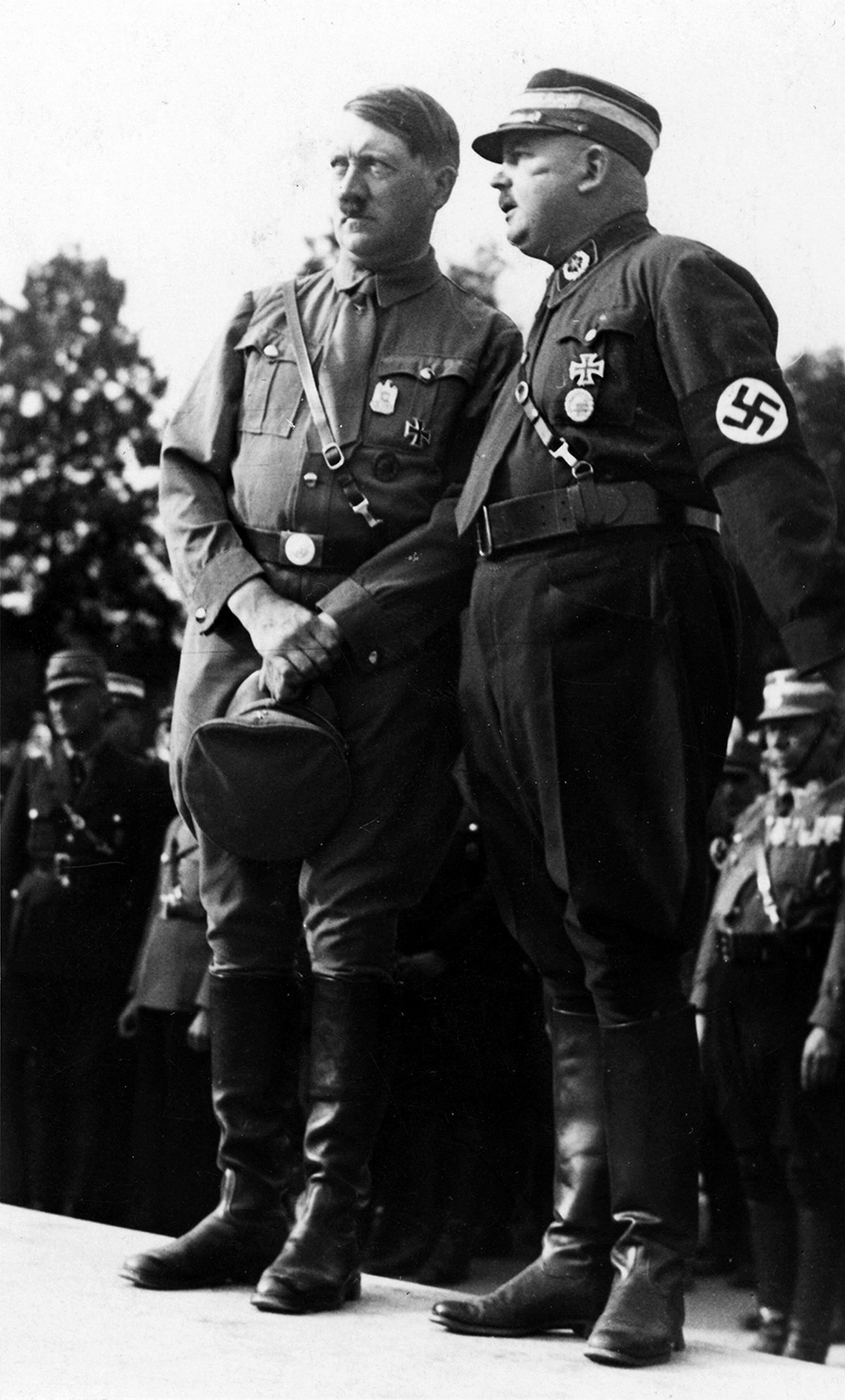 En 1921, Adolf Hitler desplazó a Drexler de la presidencia y asumió el control absoluto del NSDAP, consolidando su figura como líder indiscutido del partido nazi. En la foto, junto a Ernst Rohm en 1933 (The Grosby Group)