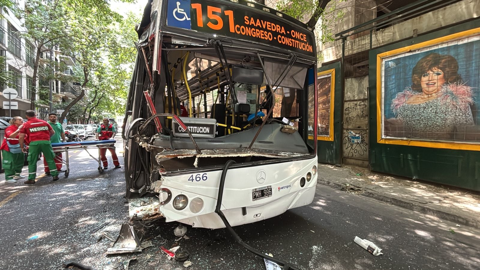 El colectivo de la Línea 151 quedó con el frente completamente destrozado