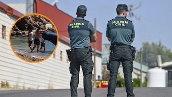 La Guardia Civil busca a cuatro encapuchados que cargaron una lancha con garrafas de gasolina delante de decenas de bañistas en una playa de Cartagena