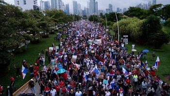 La lluvia no frena a cientos de manifestantes contra un acuerdo minero en Panamá