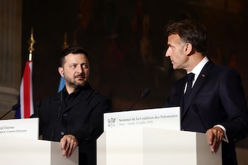 El presidente de Ucrania, Volodimir Zelensky, a la izquierda, y el presidente de Francia, Emmanuel Macron, hablan en una conferencia de prensa tras la cumbre de la Coalición de los Dispuestos sobre garantías de seguridad a Ucrania, en París, el lunes 13 de julio de 2026. (Teresa Suarez/Pool Foto via AP)