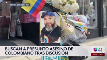 Este pequeño arreglo fue dispuesto en homenaje a la vida del colombiano David Pulgarín, de 42 años - crédito captura de pantalla UNIVISION NUEVA YORK/YouTube