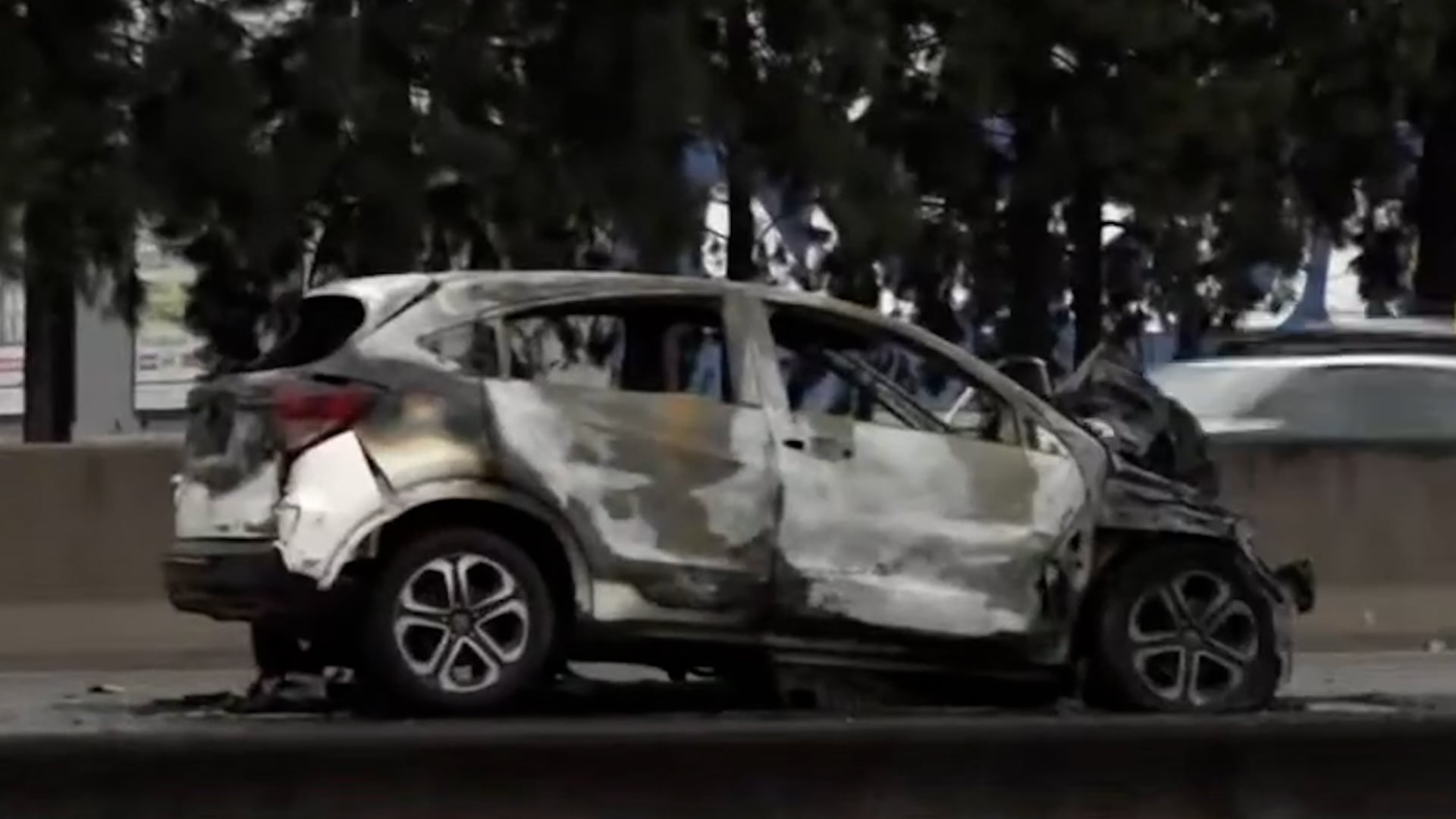 Así quedó el vehículo que se prendió fuego por el impacto: su conductor, que estaba alcoholizado, sobrevivió.