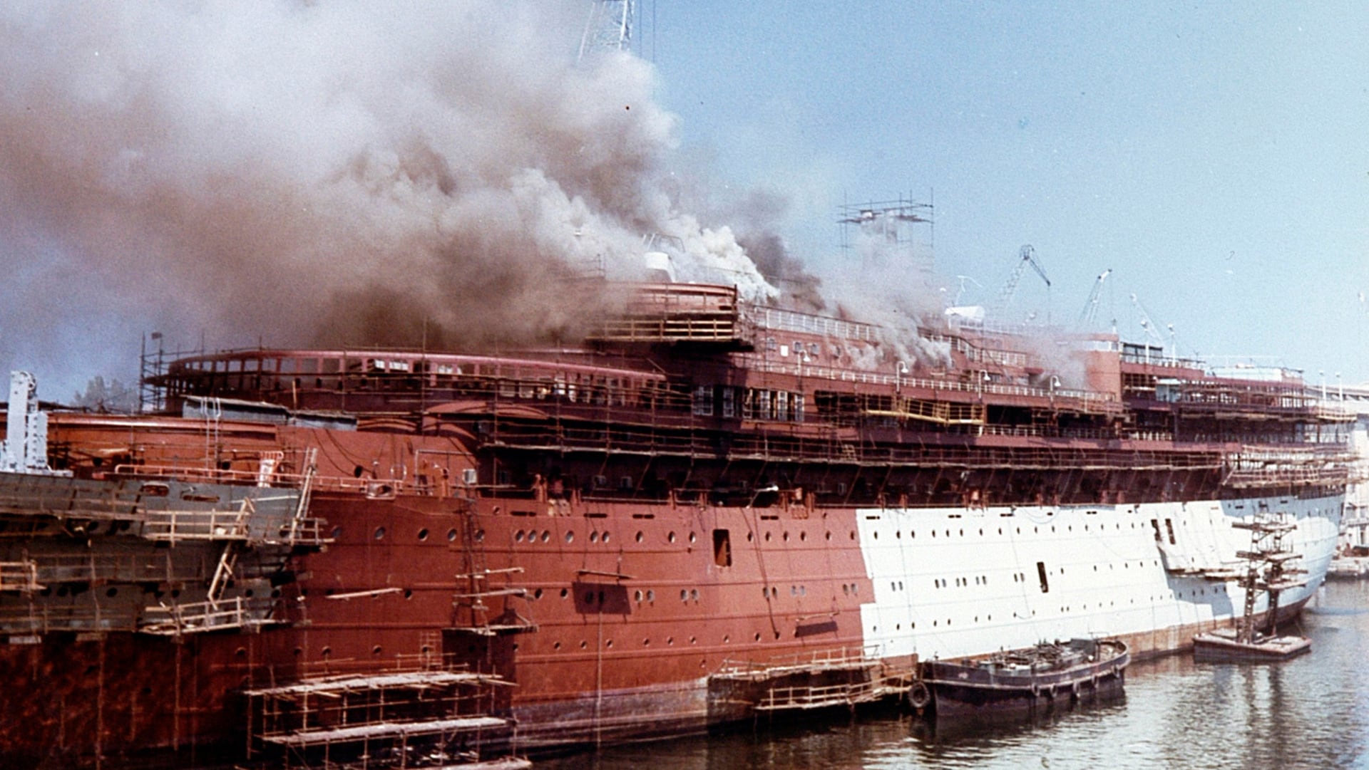 El Achille Lauro envuelto en llamas durante las tareas de remodelación en 1965