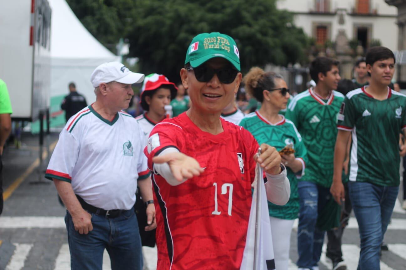 Aficionados disfrutan el ambiente previo al México vs Corea (Zurisaddai González - INFOBAE)
